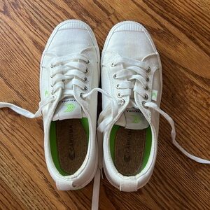 Cariuma women’s sneakers. OCA low, off white canvas.